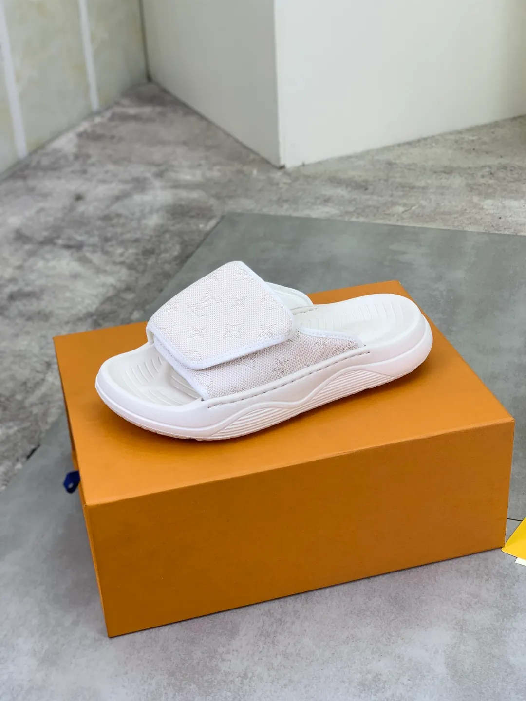 Men's shoes 💰P320💰【New style】🆘 Original quality 【LOUIS VUITTON】The popular Louis Vuitton LV men's slippers on the official website are on sale simultaneously! Original fabric imported from Italy. Original bottom provided by the original factory. Number of yards: 38-44 (customized to 45). Multiple colors to choose from. Fully packaged drawer box.
